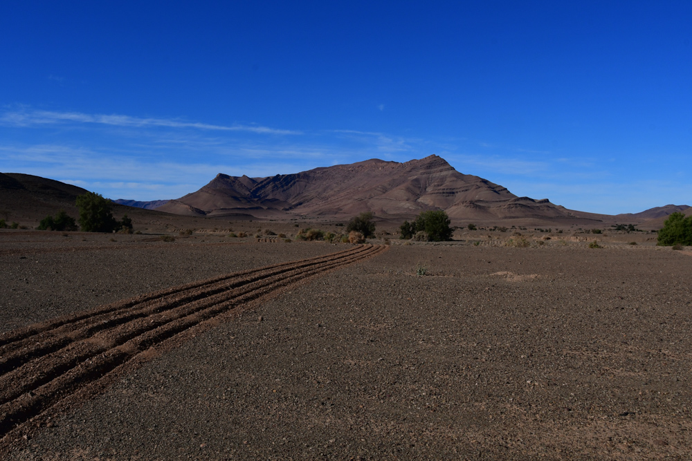 Berg Anti Atlas Bewaesserungsrillen trockenes Feld