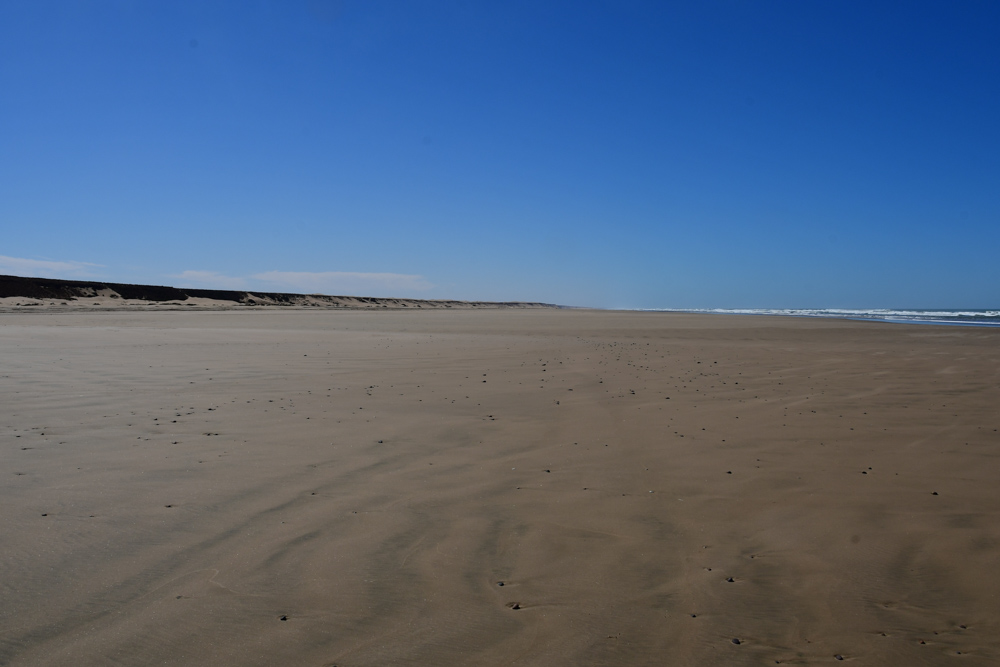 Grosser Strand Plage Blanche blauer Himmel Meer in Ferne