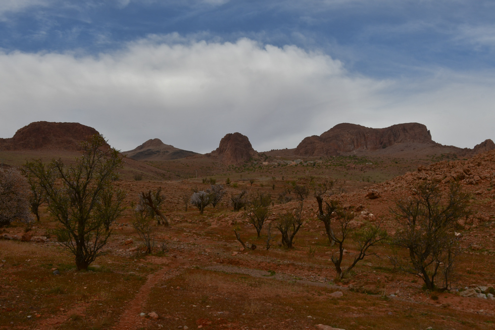 Kleine rundliche Berge Dorf in Ferne Mandelbaeume