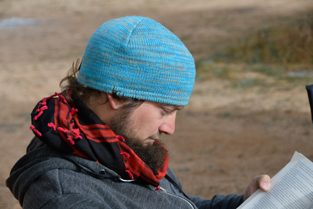 Tobi Portrait am Lesen mit Kappe