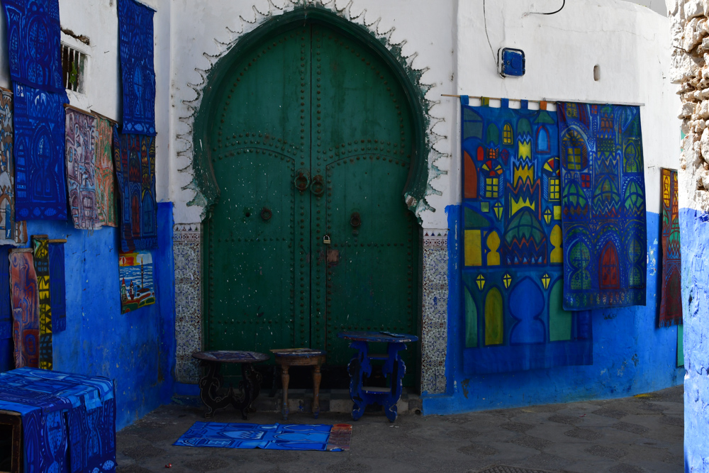 Asilah gruene Tuere in Gasse Tuecher