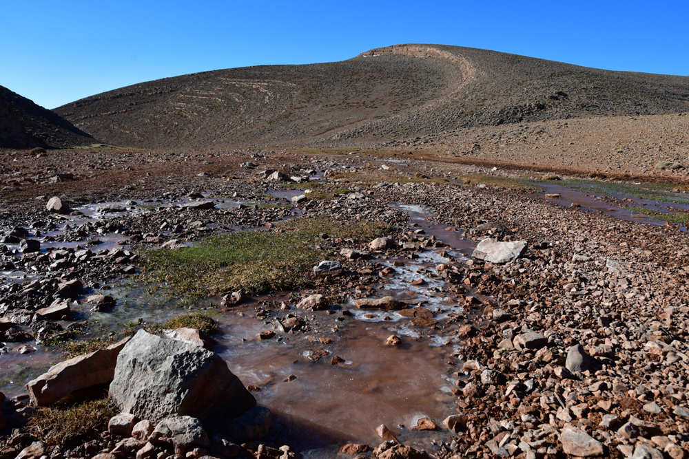 Gefrorenes Wasser Steine Huegel