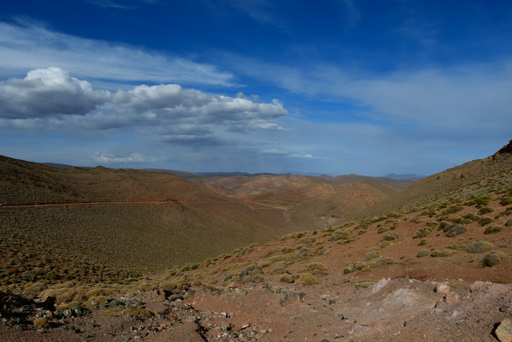 Passhoehe Berge Strasse im hohen Atlas Wolken