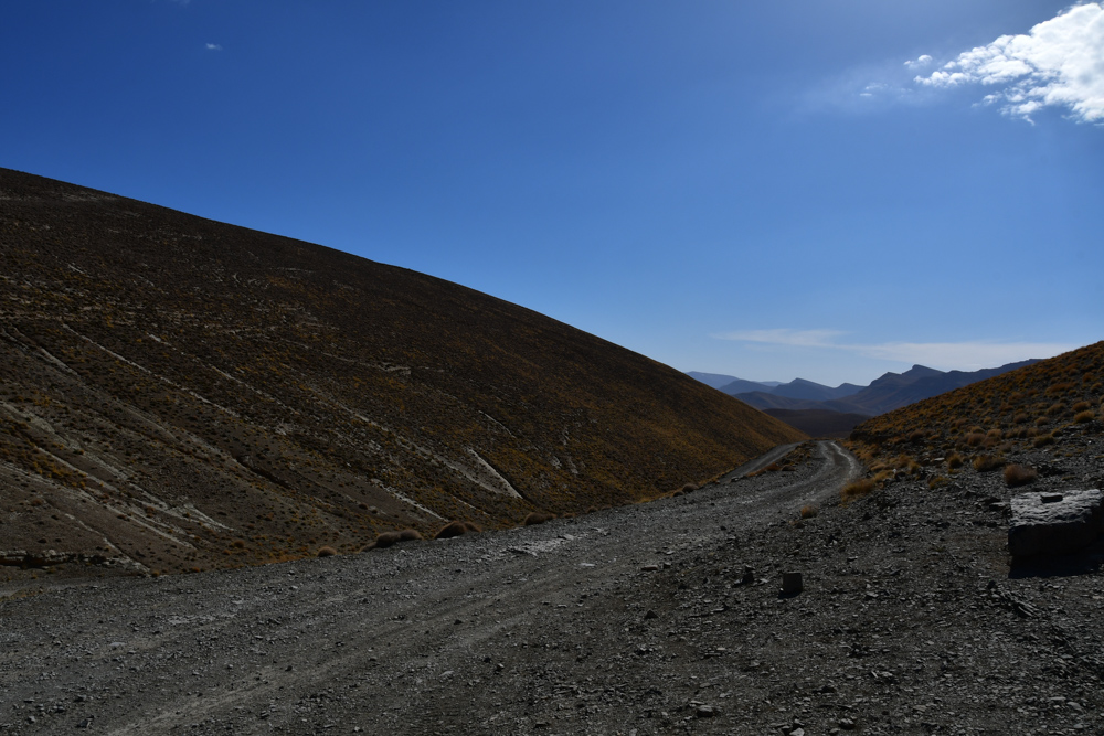 Piste Huegel hinab nach Tizi n Aguerd n Zegzaoun Pass