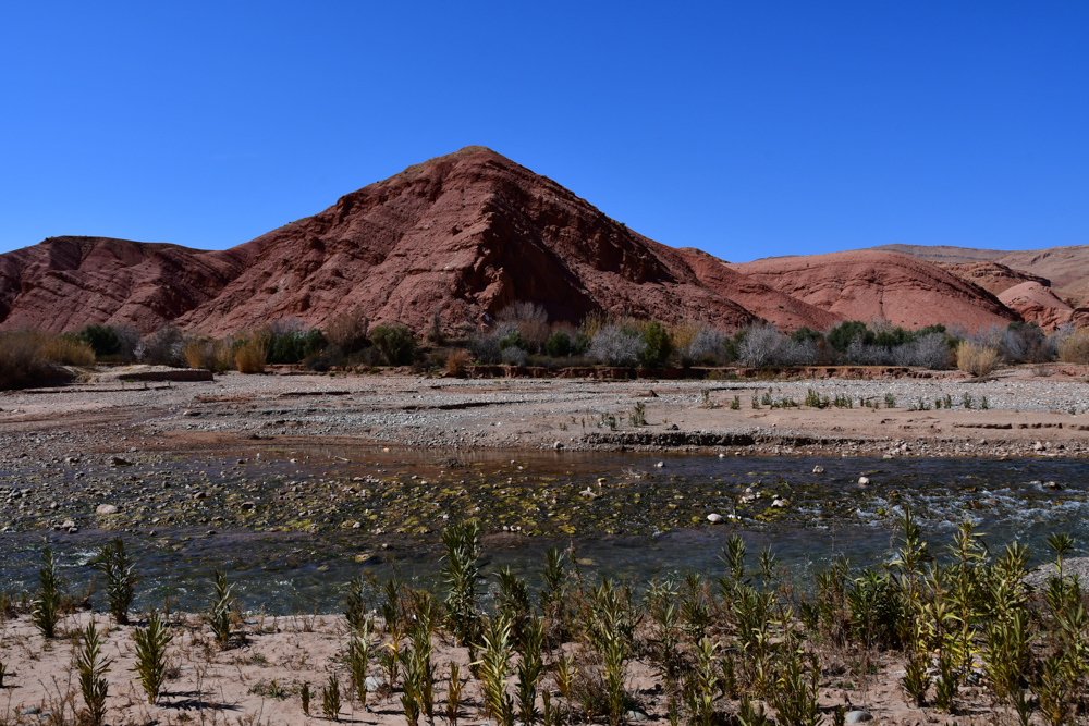 Roetlicher Berg Oued MGoun Wasser Picknickplatz