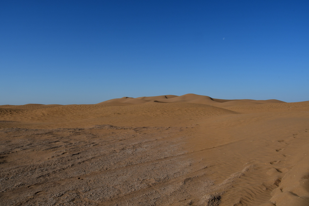 Sandduenen blauer Himmel Richtung Erg Chegaga