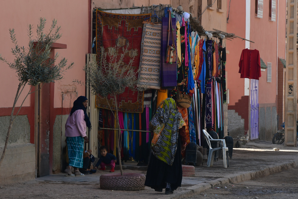 Teppichgeschaeft Frauen Kinder Zagora