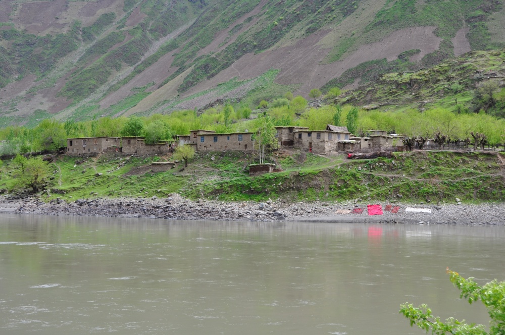 Afghanisches Dorf am Fluss