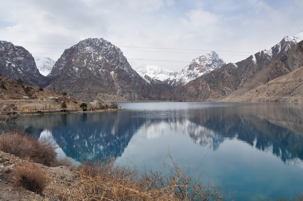 Bergsee und Schneebergen