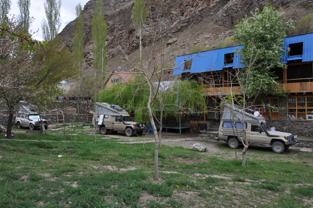 Drei Offroad Fahrzeuge in Pamir Lodge