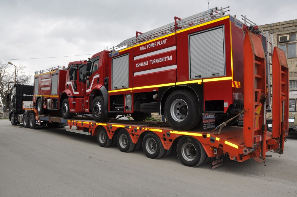 Feuerwehrautos auf Lastwagen