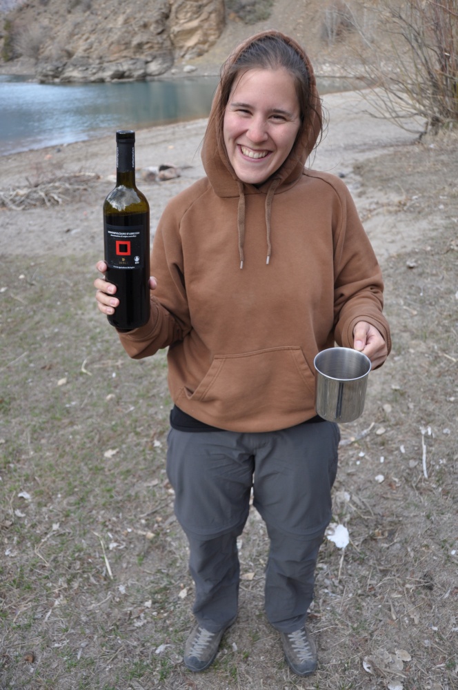 Fränzi mit Wein am See