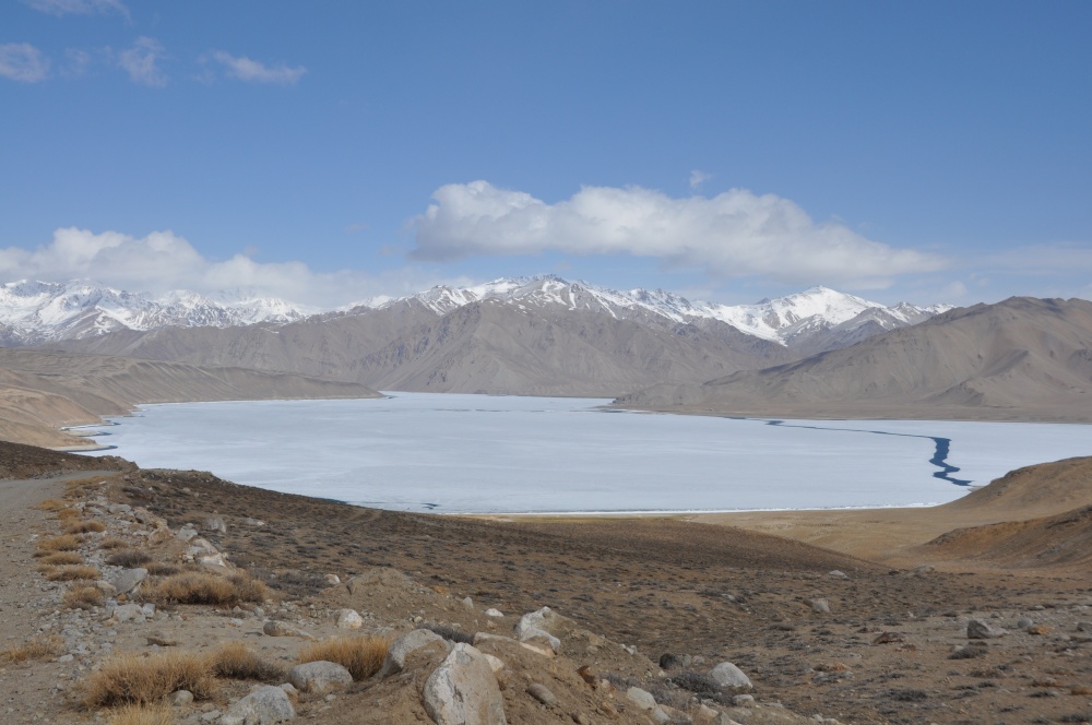 Gefrorener See umgeben von Bergen