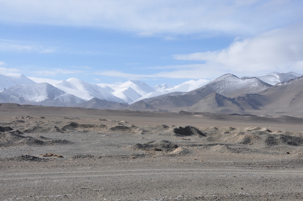 Karge Landschaft mit Schneebergen in Tadschikistan