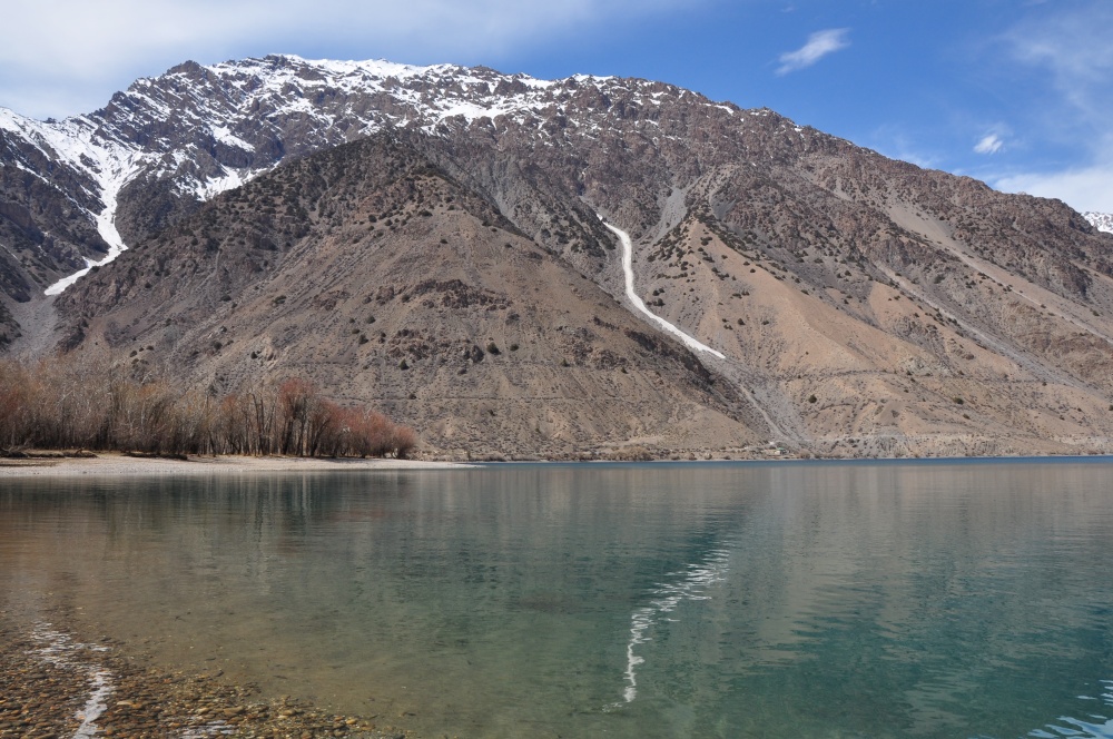 Klarer Bergsee mit Schneeberg