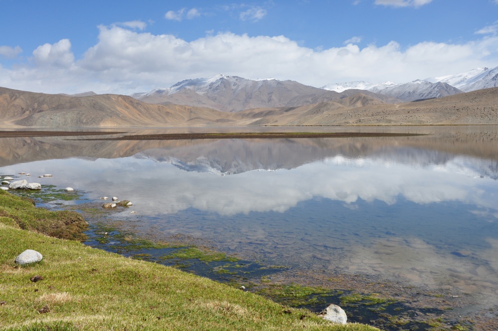 Klarer See mit Spiegelbild