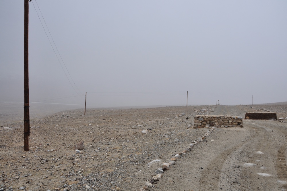 Neblige Stimmung in steiniger Steppe