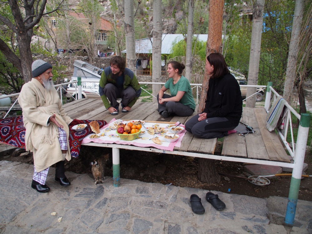 Pamiri, Heike und wir beim Mittagessen