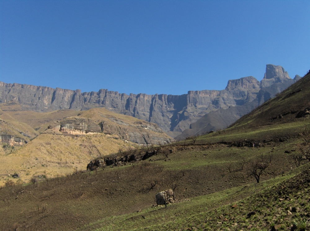 Amphitheater Drakensberge unter blauem Himmel