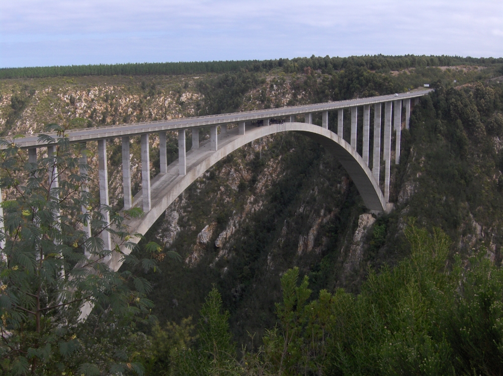 Bogenbrücke über die Bloukrans Schlucht