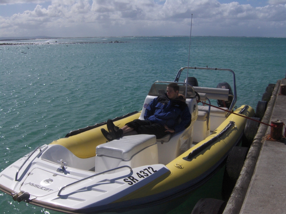 Tobi im Motorboot