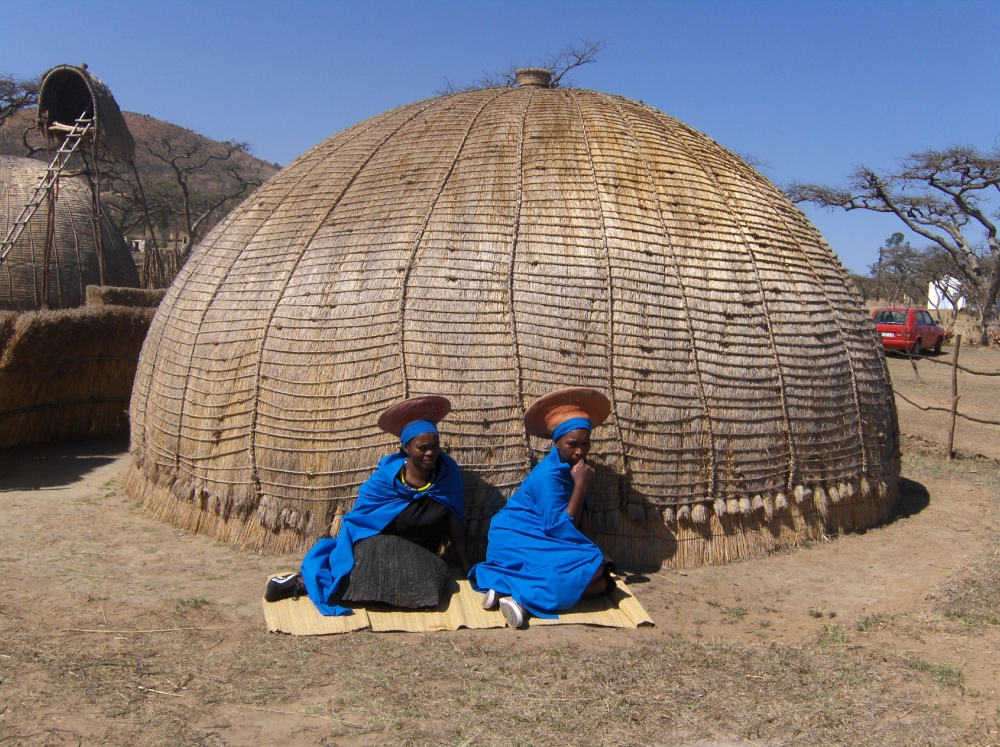 Zulu Rundhütte mit zwei Frauen