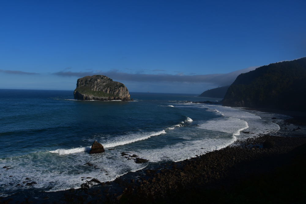 Felsen im Meer Strand Gaztelugatxe