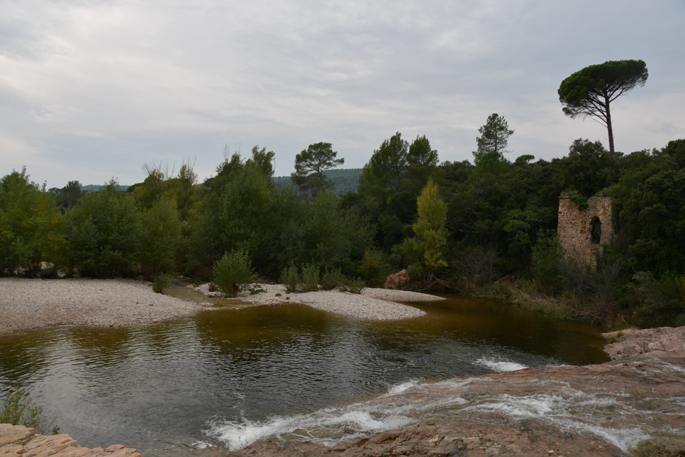 Fluss Hausruine Bäume Regenstimmung