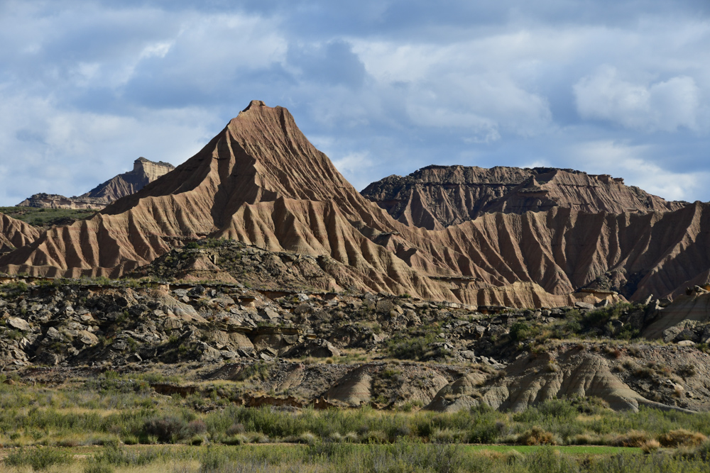 Halbwueste Bardenas Reales wellenfoermige Bergstruktur