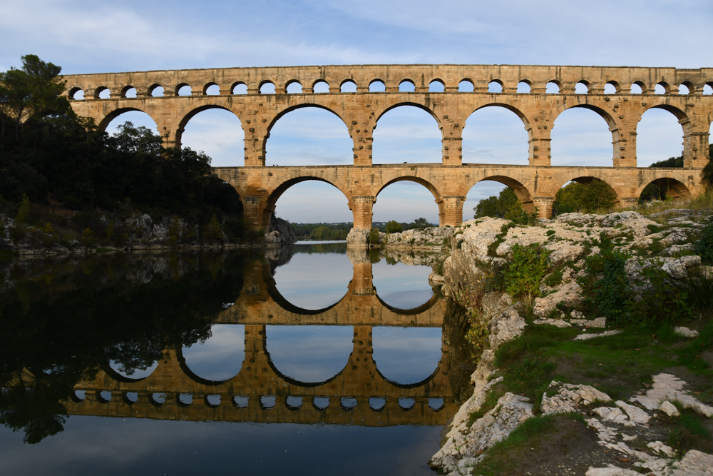 Pont du Gard mit Spiegelbild im Fluss