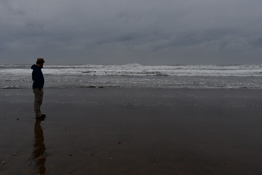 Strand Atlantik Tobi blickt aufs Meer Regenwetter