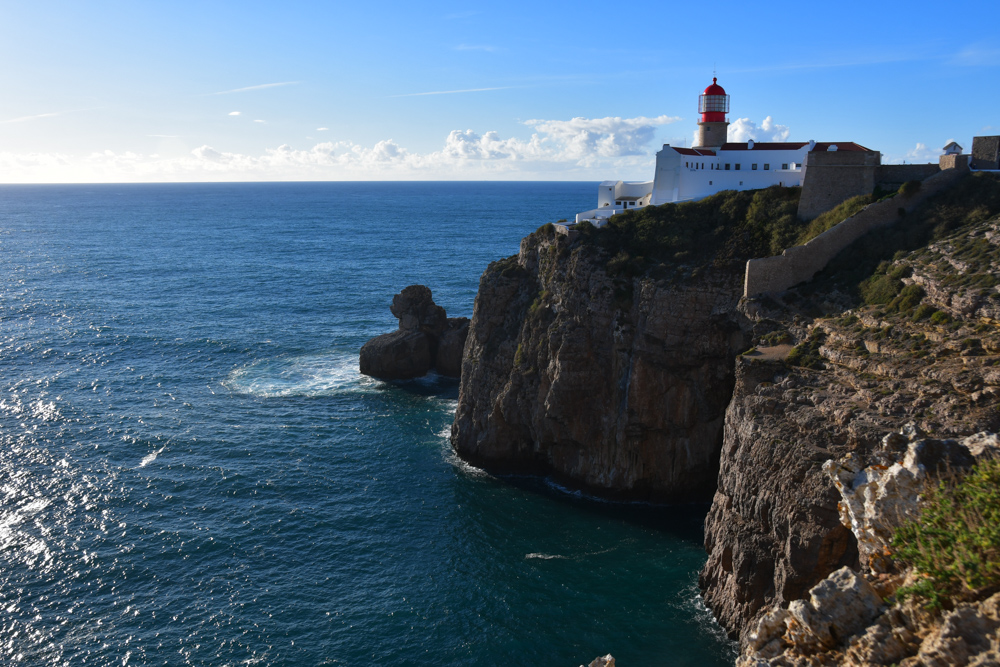 Kueste mit Leuchtturm Atlantik Algarve