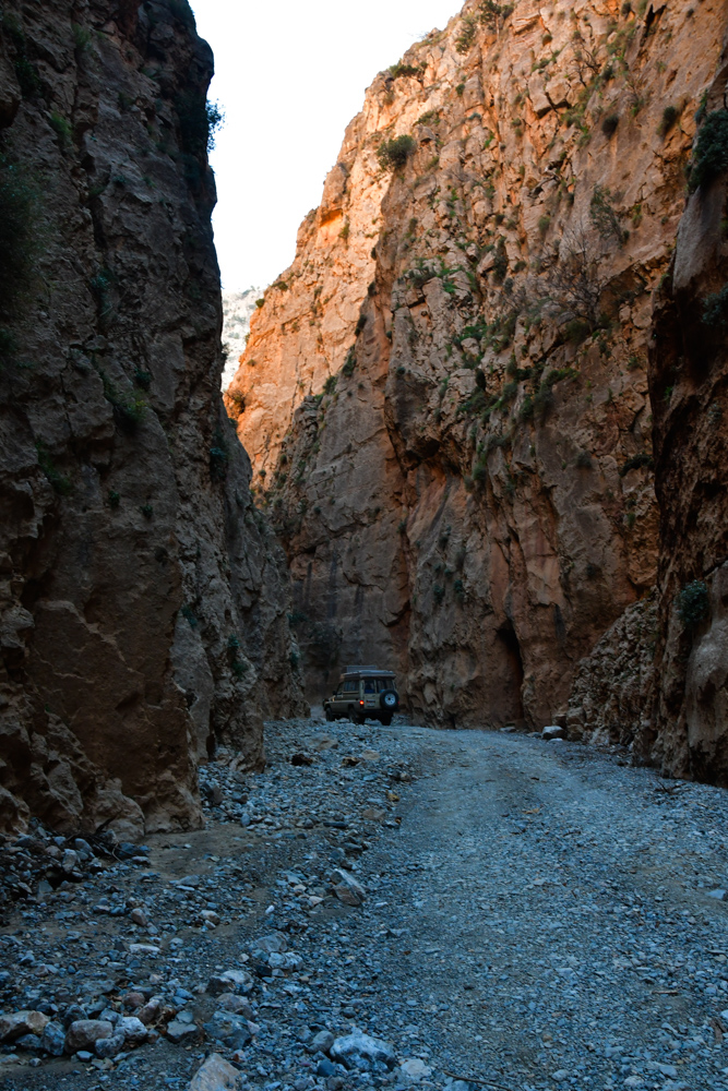 Schlucht Oued Jaffar Manny zwischen hohen Felsen