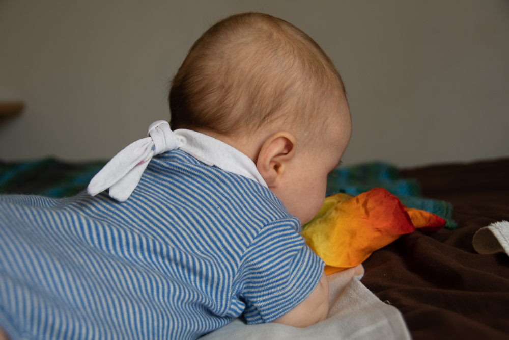 Ainoa auf Bauch Regenbogentuch La Paz